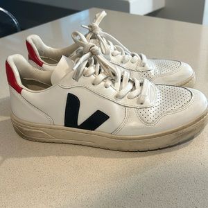 VEJA Sneaker V-10 Size 9